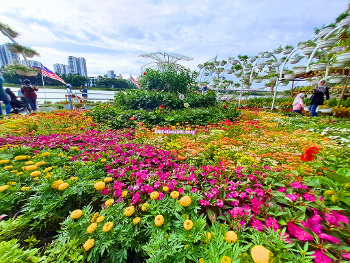 The expansive garden showcase by DBKL, filled with a vibrant array of colorful flowers, creates a breathtaking and lively atmosphere.