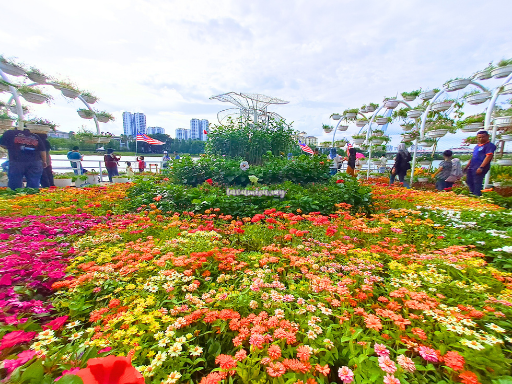 The garden showcase by DBKL attracts numerous visitors due to its captivating and visually striking displays, making it a must-see destination for all.