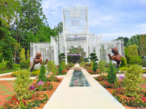 The beautifully designed walkways and aisle at the Garden City of Johor Bahru provide the perfect backdrop for taking stunning photos.