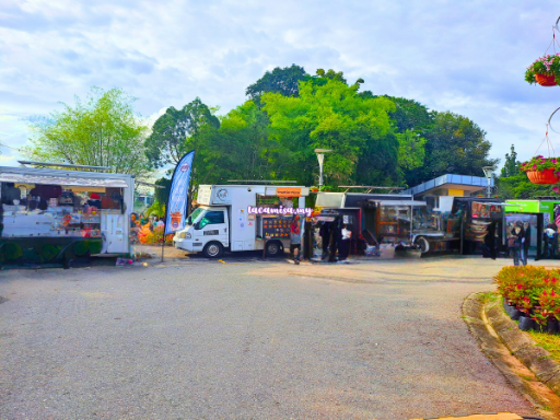 There are also plenty of foodtrucks selling drinks for visitors to quench their thirsts.