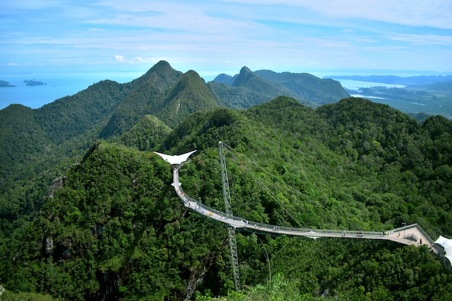 Another top tourist attractions in Malaysia are Langkawi Cable Car and Skybridge.