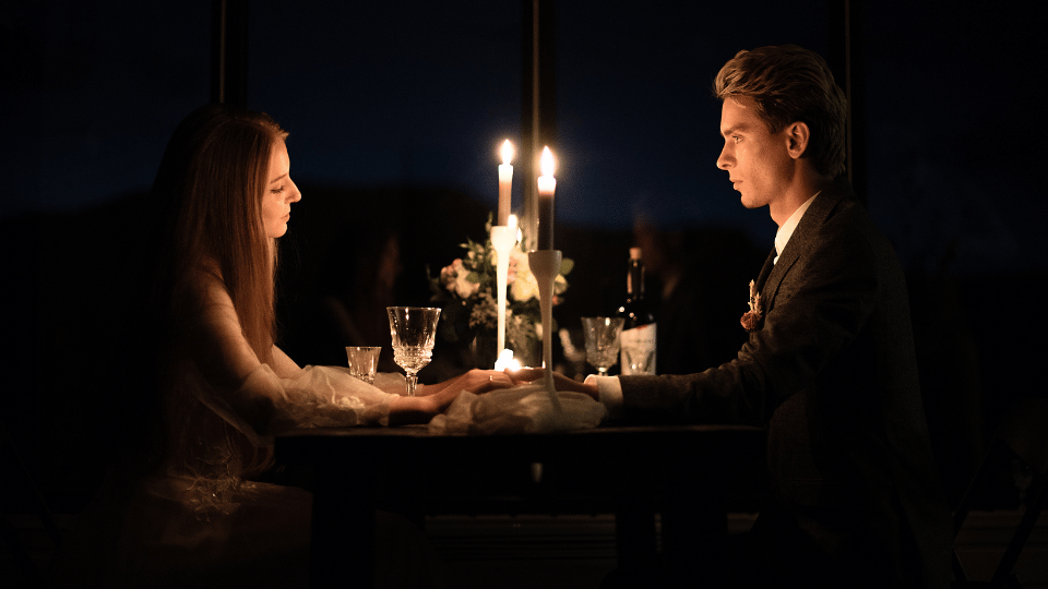 For celebrating special occasions like anniversaries, a romantic candlelight dinner makes a timeless and unforgettable gift.