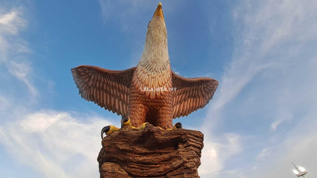 The stunning front view of Eagle statue