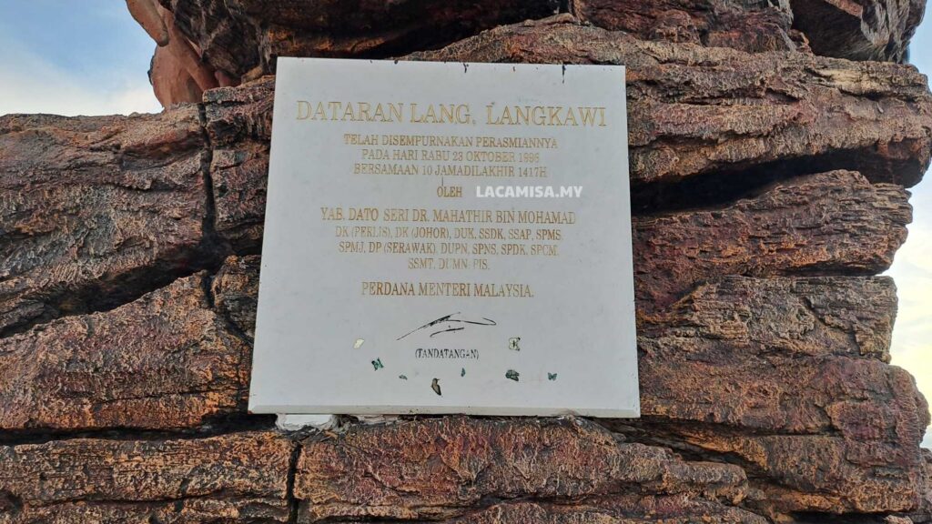 The square was officiated by the former Prime Minister of Malaysia back in 23 October 1996.