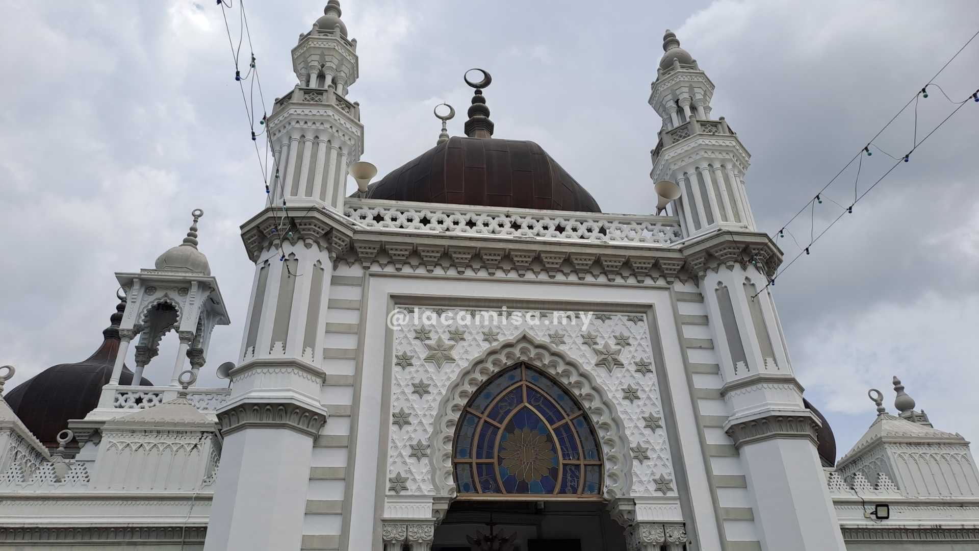 The close-up view of the intricate Islamic designs embedded in Masjid Zahir.