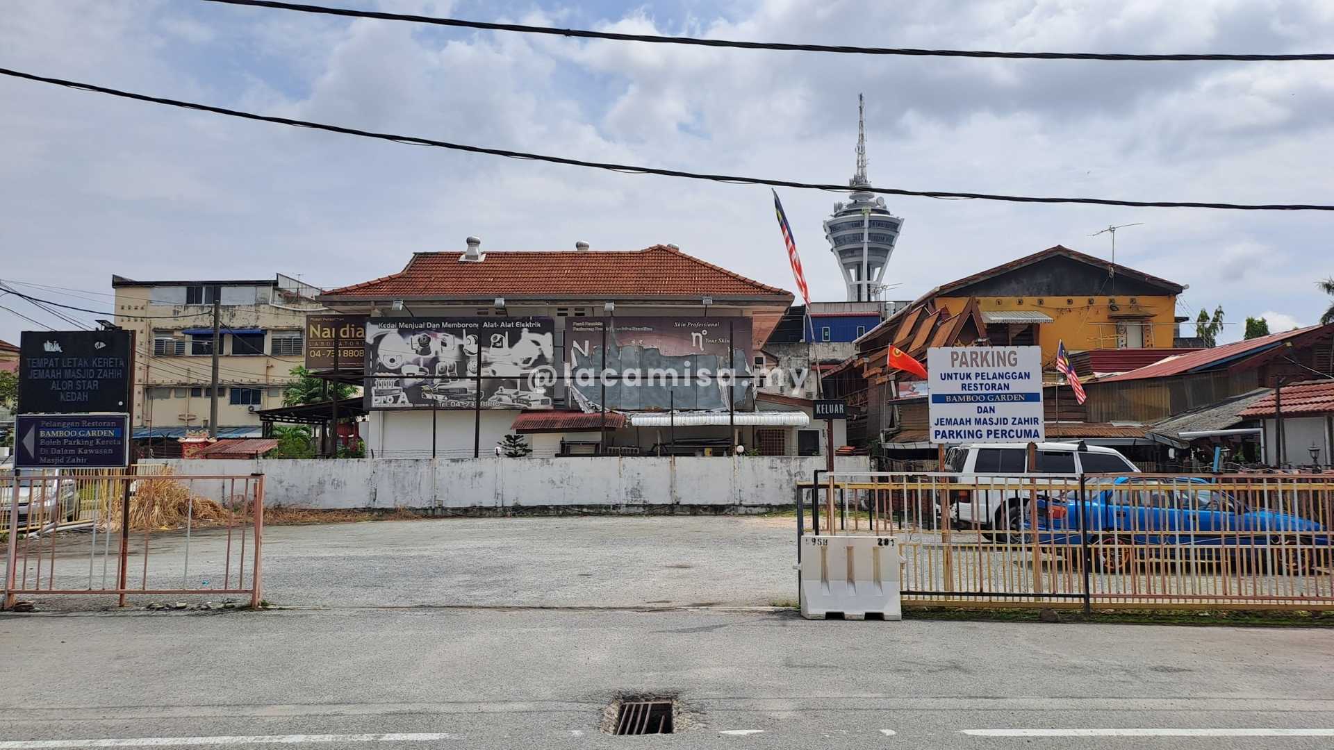 There is also a parking area located in front of the right-side entrance, just across the road. The signboard indicates that parking is free for mosque worshippers as well as customers of the Bamboo Garden Restaurant, which is situated next to the parking lot.