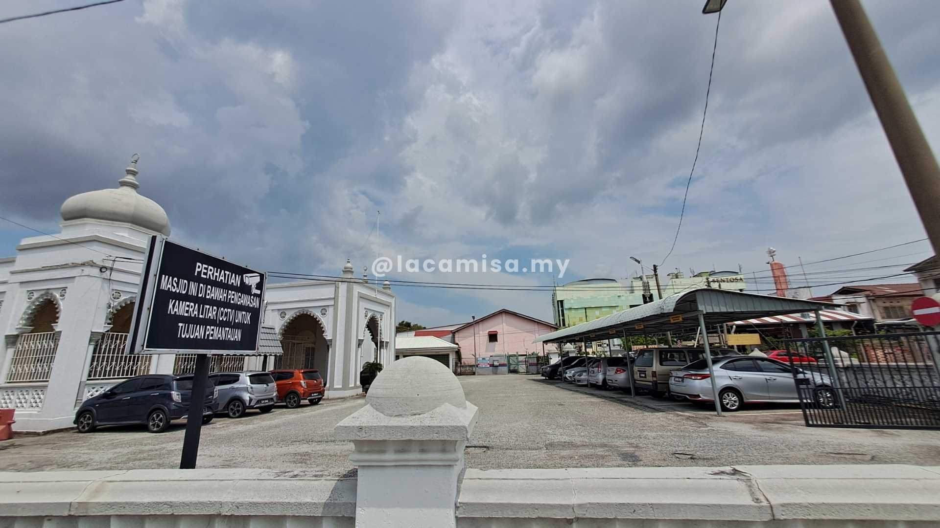 This is how the parking at the right side of the mosque looks like.