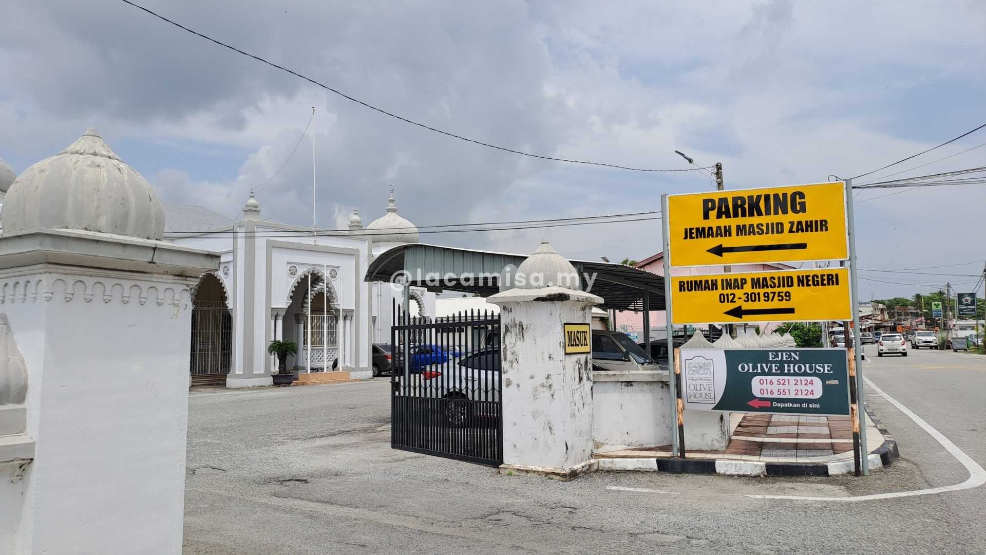 Signboard to the parking located at the right side of the mosque.