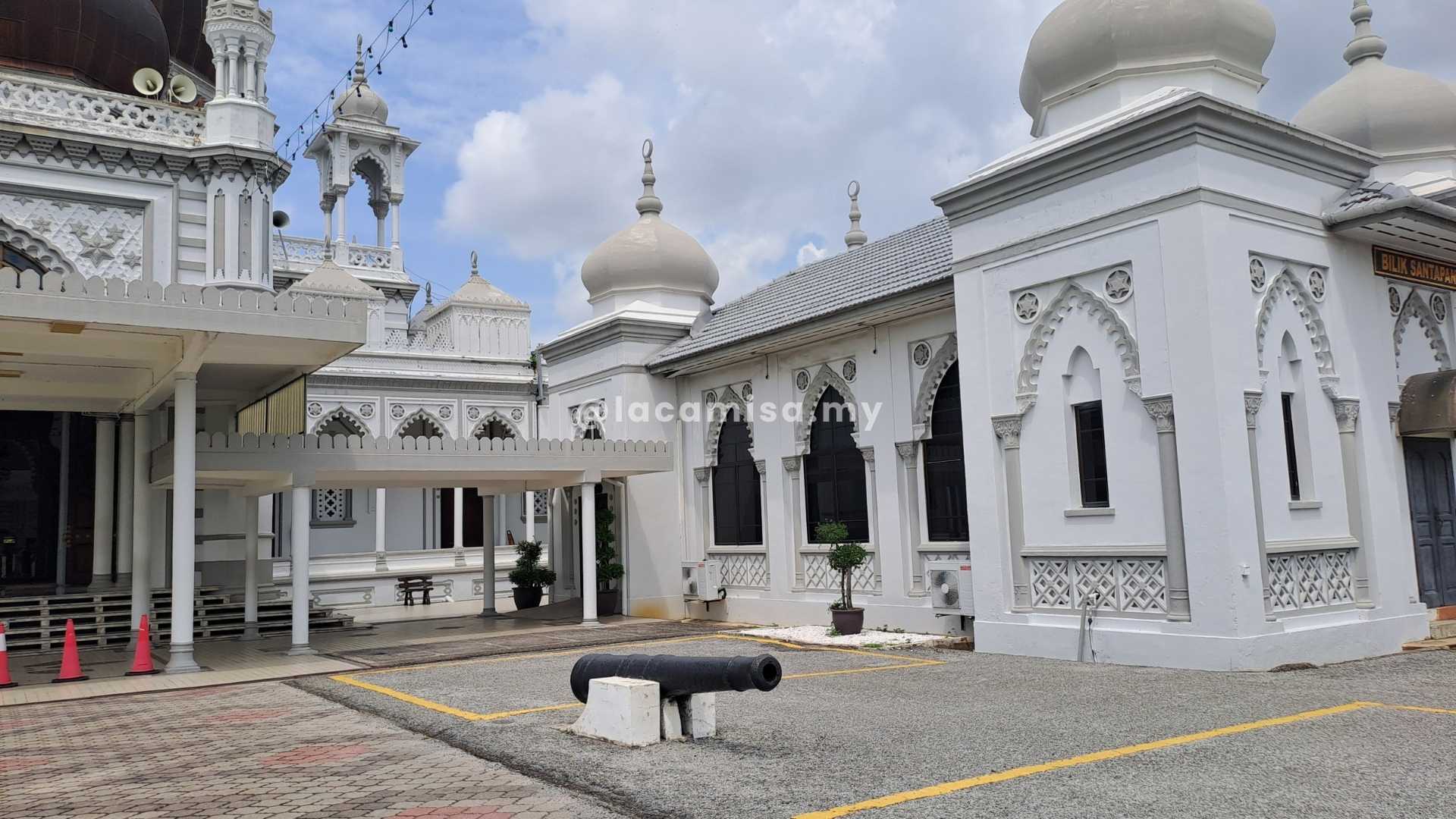 The mosque is decorated by a few old cannons that stand as symbolic ornaments for visitors to admire.