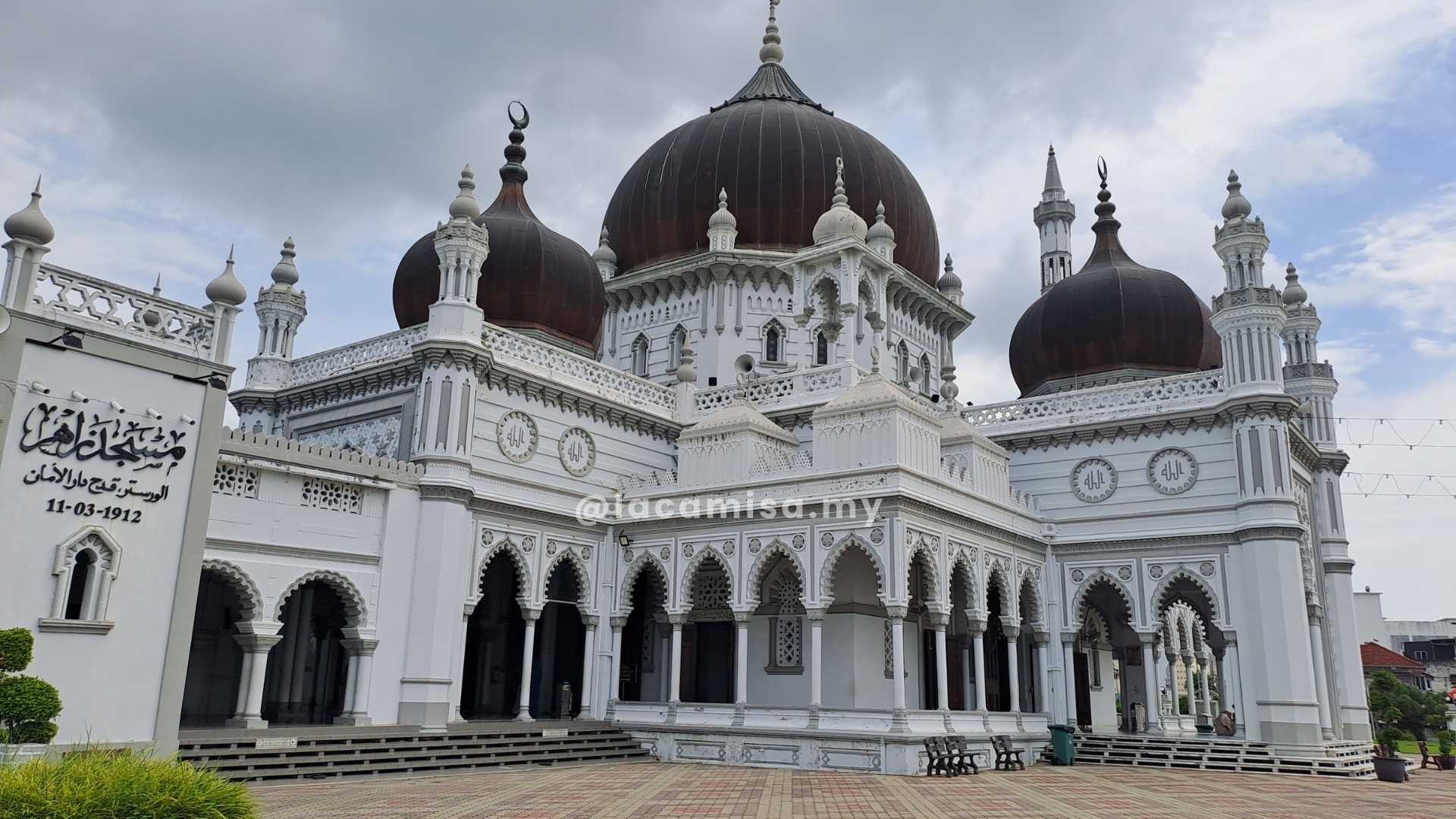 Every angle of the mosque never fails to amaze visitors with its breathtaking beauty.