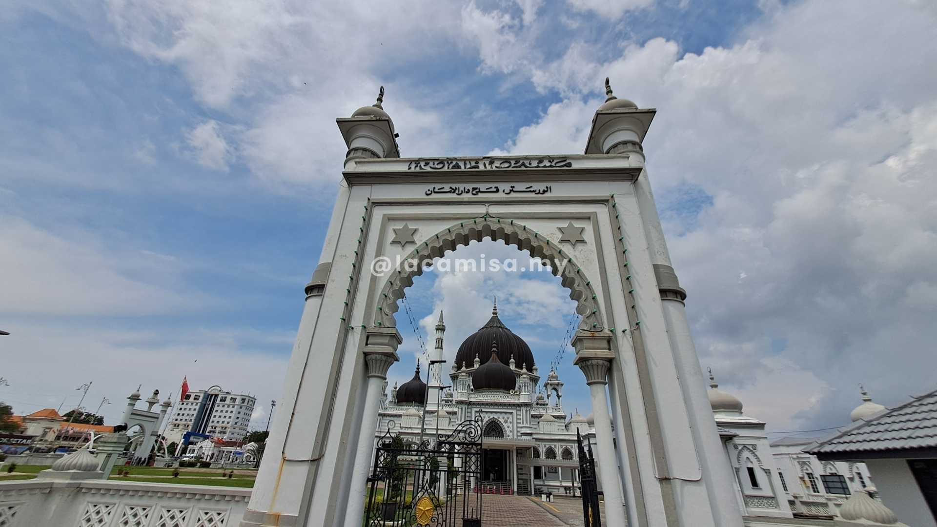 The entrance located the right side of the mosque.
