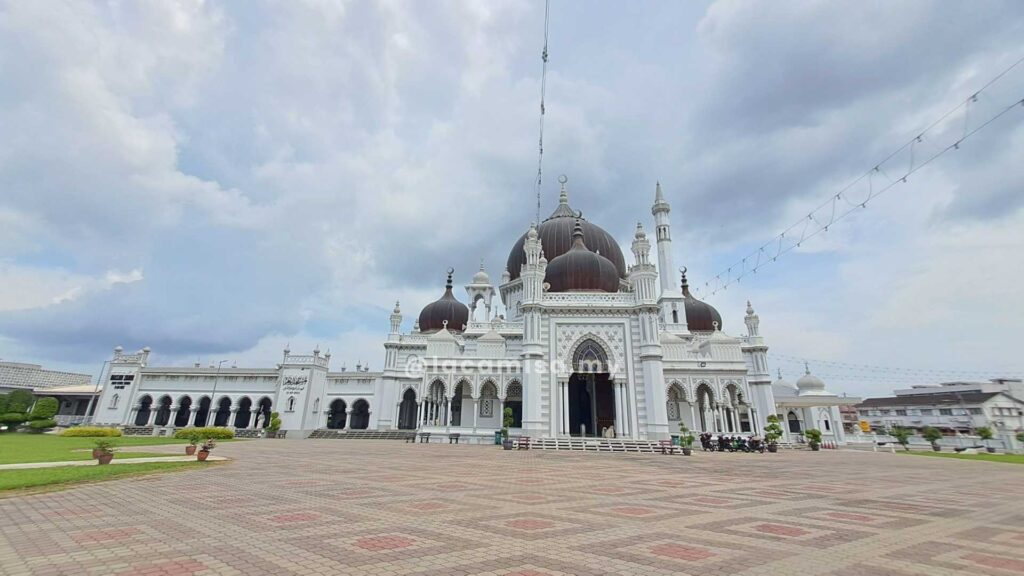 Masjid Zahir looks a bit like 'Taj Mahal' from a glance!