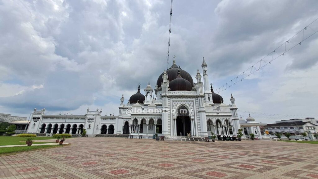 The spacious compound of Zahir mosque allows for cultural and religious events to take place.