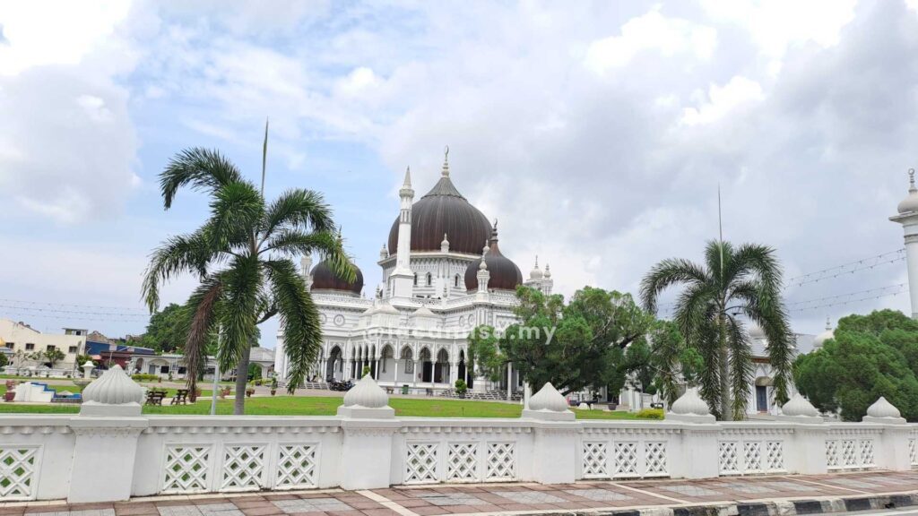 The magnificent views of Zahir Mosque from across the street attract countless visitors and photography enthusiasts.