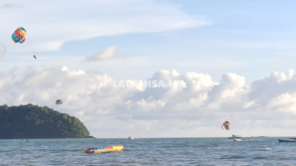 Parasailing at Cenang Beach offers an exhilarating experience with breathtaking aerial views of the Andaman Sea and Langkawi’s stunning coastline.
