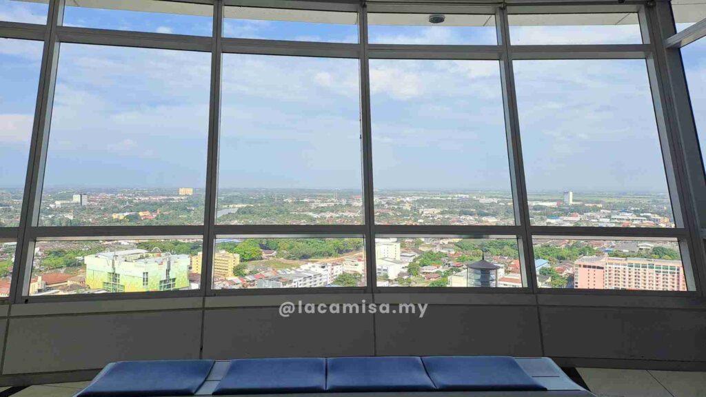 Before reaching the sky deck, you will arrive this waiting area where you can sit, relax and soaking in the beautiful views.