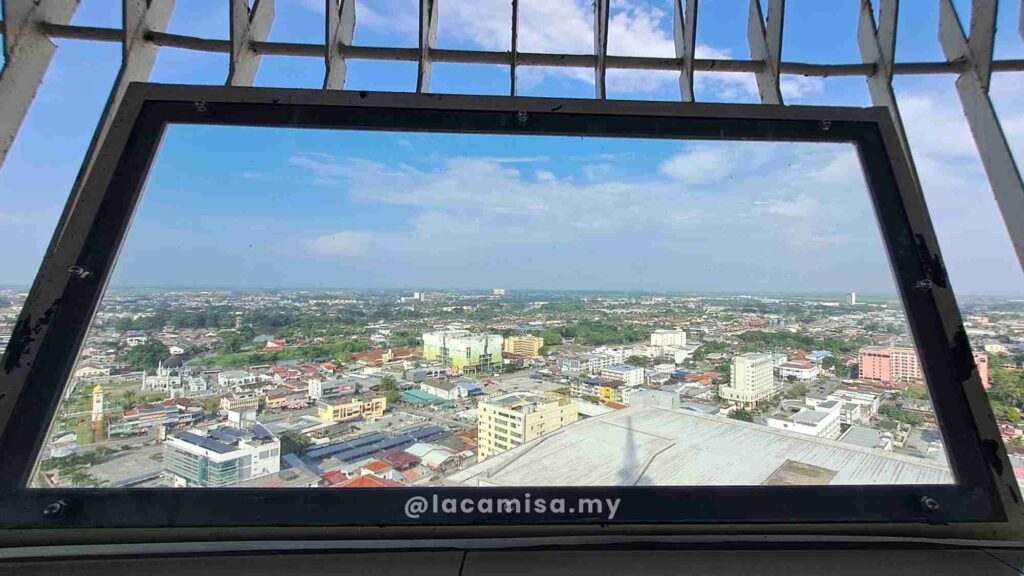 Visitors can watch the beautiful views of Alor Setar City from the glass panel.