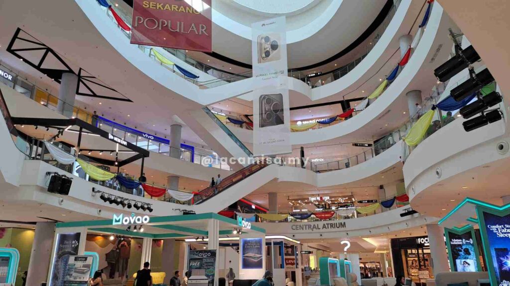 Aman Central’s fresh, modern design with wide walkways, stylish interiors, and a lively atmosphere makes it a comfortable place to spend hours shopping or simply soaking in the vibe.
