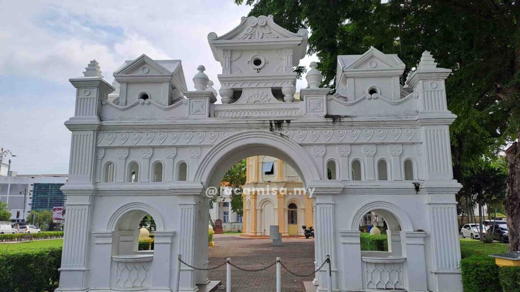 Replika Pintu Gerbang Istana Kota Tengah or also known as Archway Replica of Kota Tengah Palace.