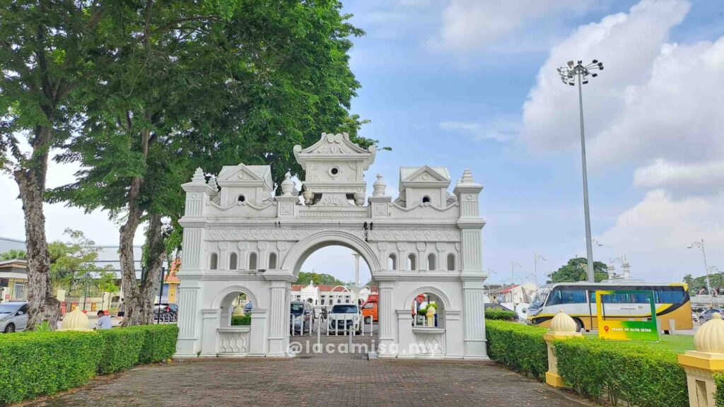 The replica has become one of the most Instagrammable spots in Alor Setar, with its striking architecture providing the perfect backdrop for memorable photos.