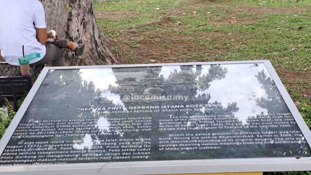 More informations about the Replika Pintu Gerbang Istana Kota Tengah.