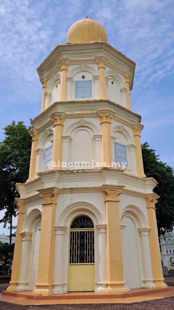 The architecture of Balai Nobat in Alor Setar, Kedah features an octagonal structure crowned with a bulbous dome, reflecting traditional Malay design and royal elegance.