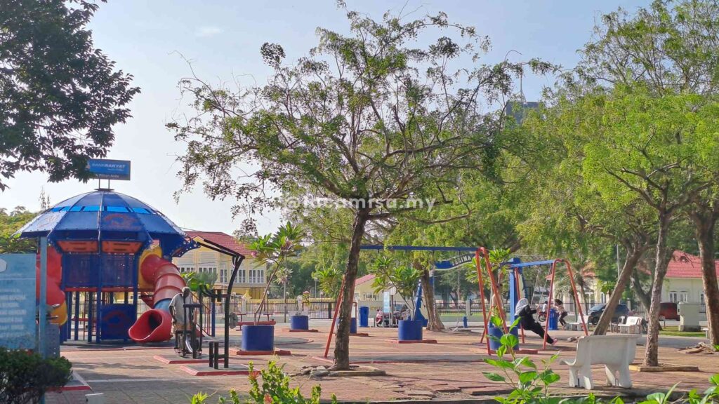 Laman Bunga Raya has playground, swings, and benches for visitors to relax and chill.