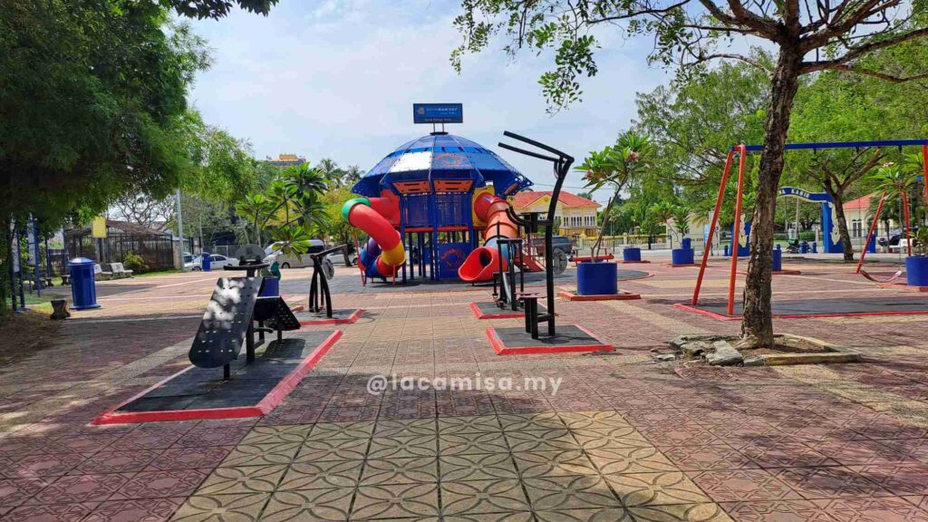 There are playgrounds, benches, and swings in Laman Bunga Raya, making it an ideal spot for families to relax and enjoy leisure time.