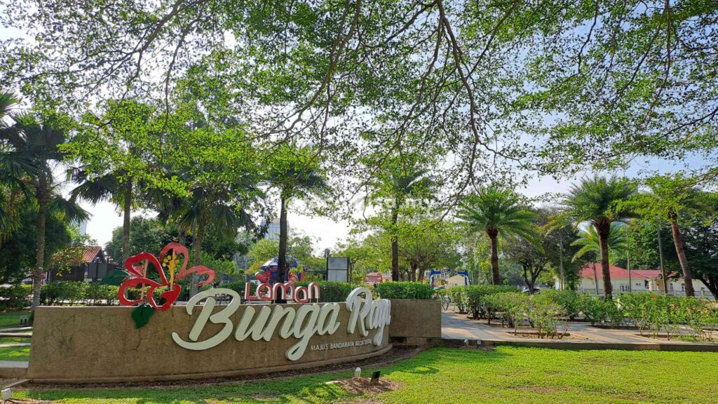 Laman Bunga Raya just located next to Alor Setar Tower, opposite to Aman Central Shopping Mall.