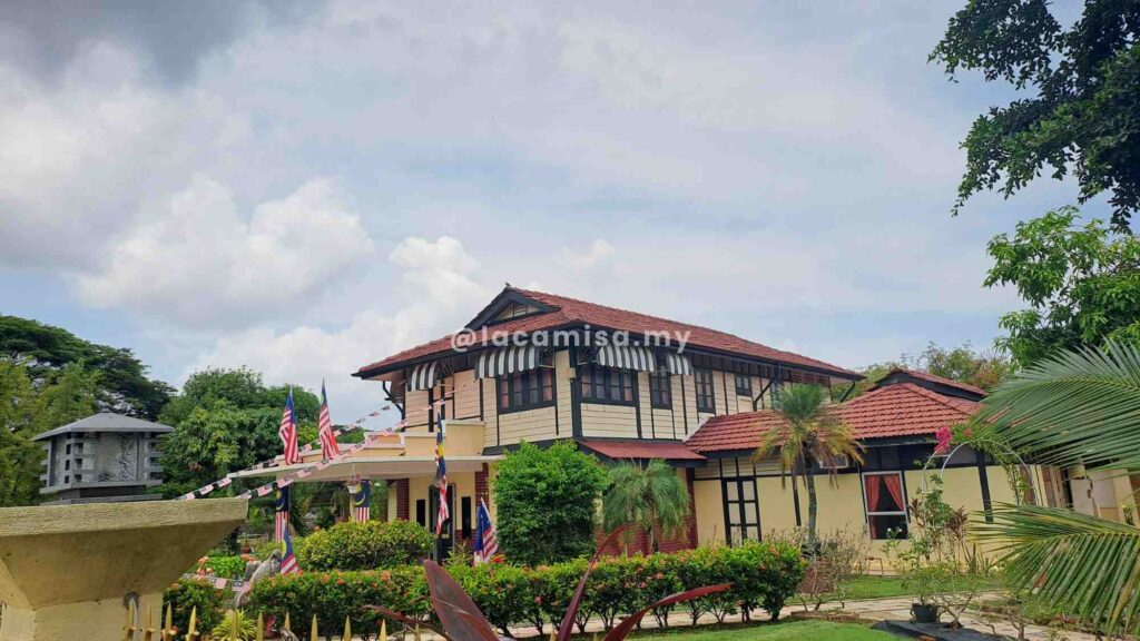 The house is proudly surrounded by Jalur Gemilang, Malaysian Flags that creates a patriotic atmosphere celebrating the nation’s identity and spirit.