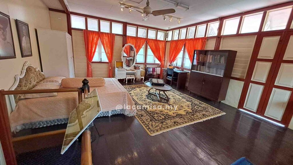 This room served as the bedroom for Tunku Abdul Rahman and his wife whenever they came to Kedah for vacation. The arrangement of the furniture and paintings reflects the original layout during Tunku’s stays here. The paintings displayed are part of Tunku’s personal collection, previously used in Rumah Takdir, Penang, as well as the Residency in Kuala Lumpur. 
(Sources: Oral History, National Archives of Malaysia)