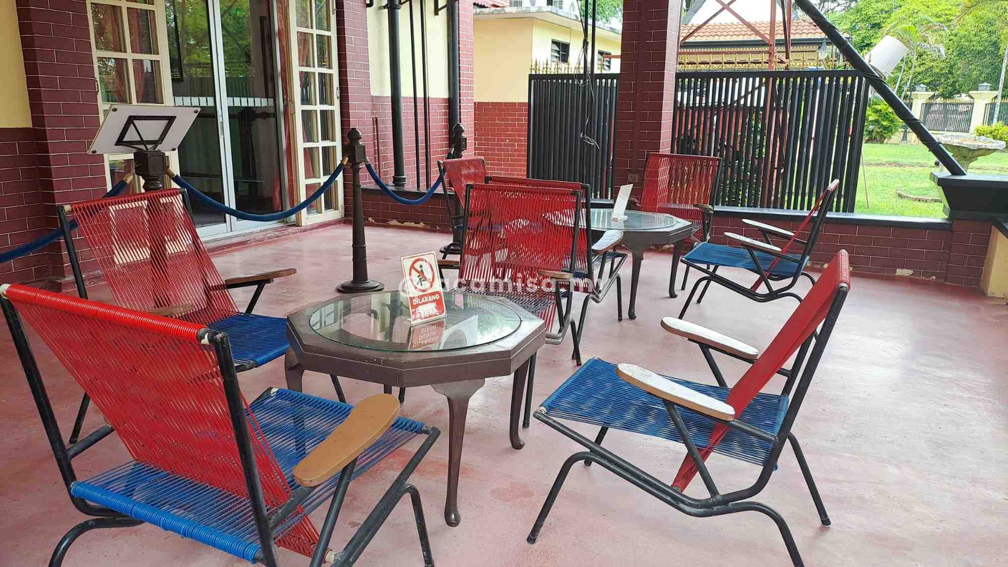 Overlooking Sungai Anak Bukit, the lounge was one of Tunku’s favourite spots for carrying out discussions with his guests. It also became the setting for significant moments in history, including preliminary negotiation that led to the end of the Malaysia-Indonesia confrontation. Beyond politics, this space was where Tunku enjoyed spending quality time with his family. (Sources: Oral History, National Archives of Malaysia)
