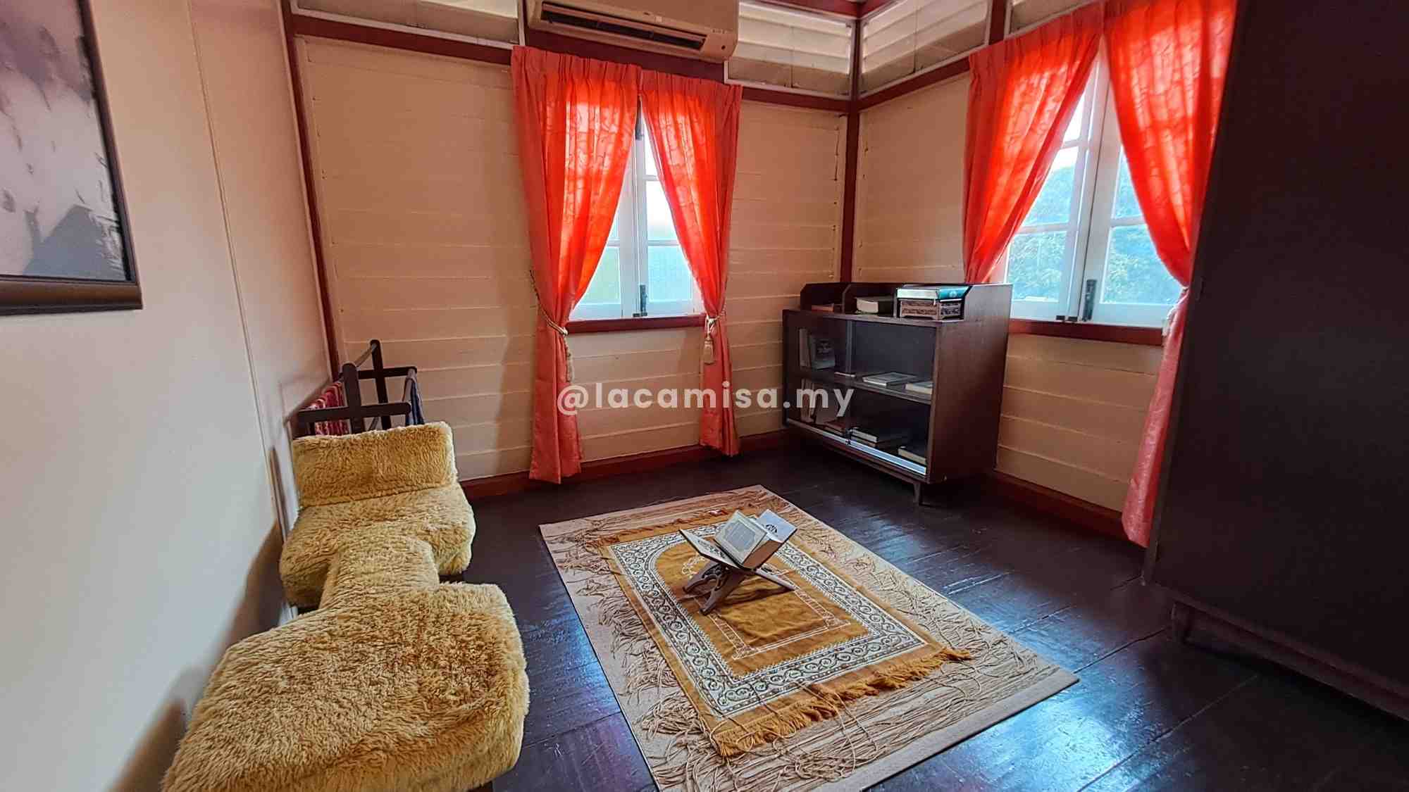 This room first belonged to Tunku Khadijah before her marriage. After she moved out, it was used by the women in the family as a bedroom and prayer room.<br>(Sources: Oral History, National Archives of Malaysia)