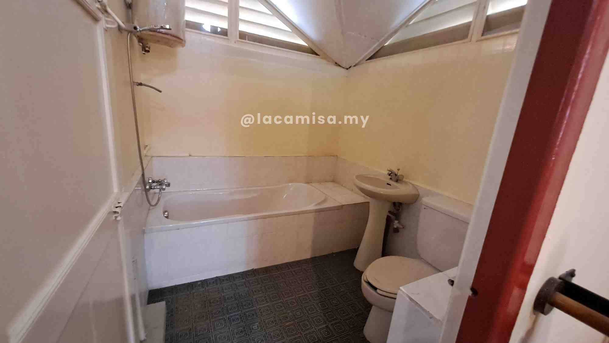 The toilet in the upper floor.