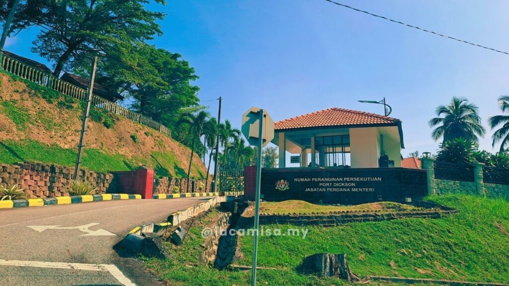 Rumah Peranginan Persekutuan entrance, located very near to Monkey Bay Beach