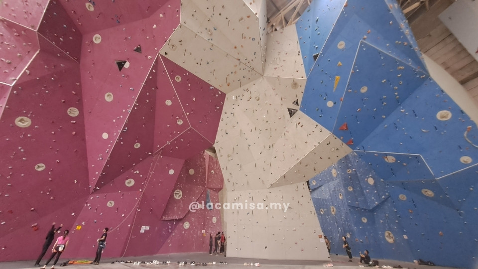 Upon entering the hall, visitors are greeted by massive, geometric climbing walls offering a range of routes that cater to every skill level, from gentle beginner slopes to adrenaline-pumping challenges.