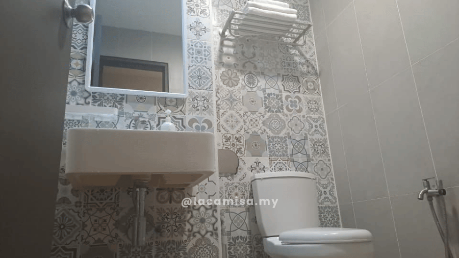 Uniquely decorated tiles in bathroom