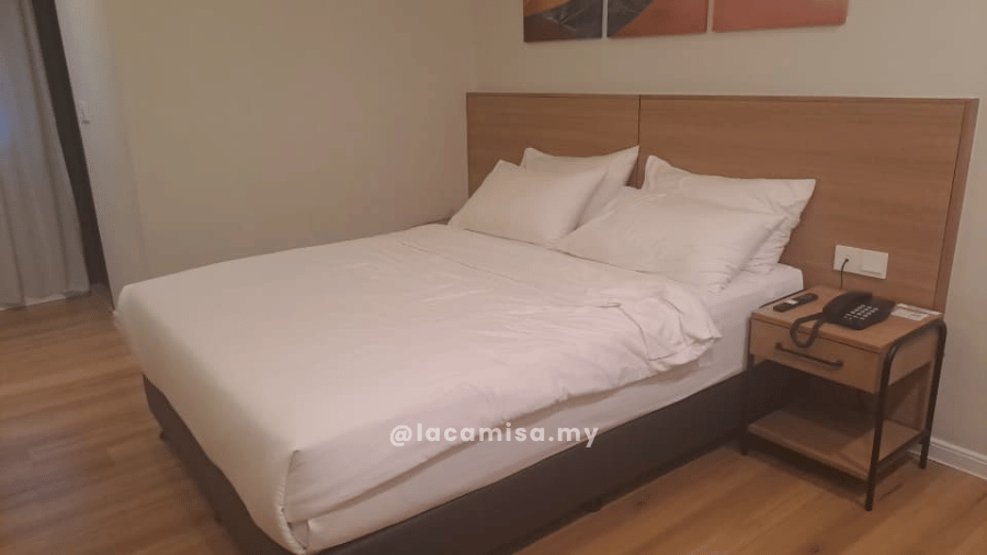 An image of a clean room and comfortable bedding in Karasky Hotel